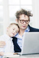 Vater und Sohn benutzen Laptop - FOLF02629