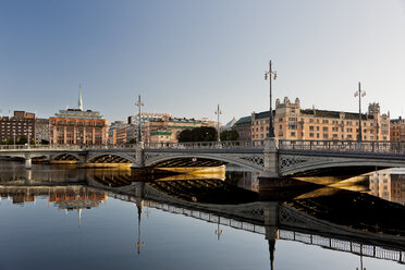 Brücke in der Altstadt am Morgen - FOLF02646