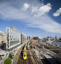 Zug und Eisenbahnwagen in der Stadt - FOLF02648