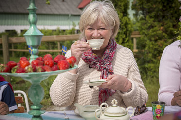 Frau trinkt eine Tasse Tee im Freien - FOLF02781