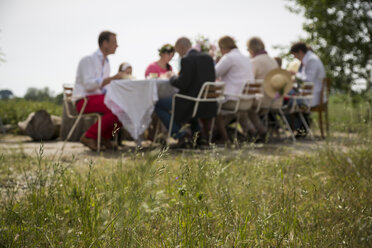 Familie mit einem Kind während des Mittsommerfestes - FOLF02782