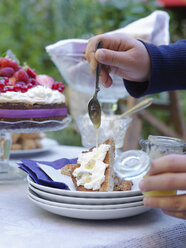 Frau gießt Honig auf Dessert - FOLF02823