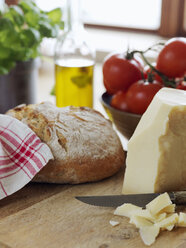 Parmesankäse und Brot auf dem Schneidebrett - FOLF02851