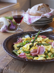 Tortellini mit Spargel und Parmaschinken - FOLF02857