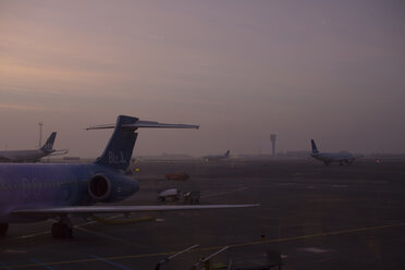 Flugzeuge auf dem Flughafen bei Sonnenuntergang - FOLF02871