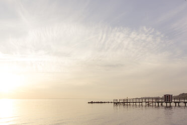 Meereslandschaft mit Steg bei Sonnenuntergang - FOLF02878