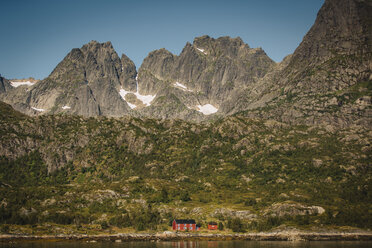 Berglandschaft und Blockhaus am See - FOLF02879