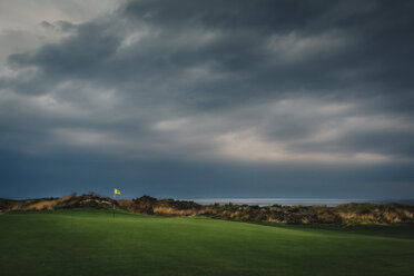 Stürmische Wolken über dem Golfplatz - FOLF02880