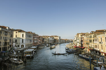 Kanal in Venedig mit Gondeln und Booten - FOLF02888