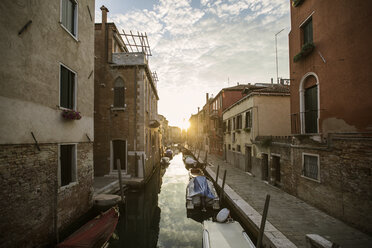 Gondeln im Kanal in Venedig bei Sonnenuntergang - FOLF02890