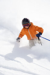 Jugendlicher beim Skifahren - FOLF02910