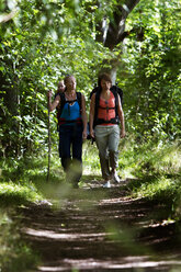 Zwei Frauen wandern im Wald mit einem kleinen Jungen - FOLF02921