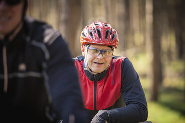 Ältere Männer mit Fahrradhelmen Wald - FOLF02935