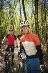 Drei Mountainbiker im Wald - FOLF02942