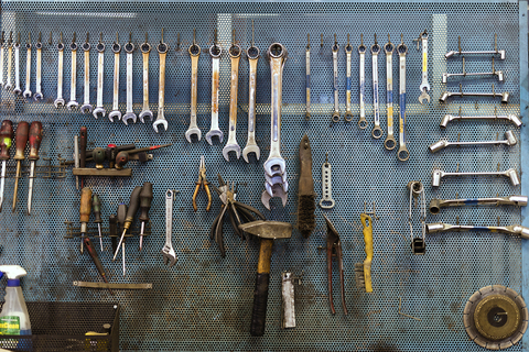 An der Wand hängende Werkzeuge in der Werkstatt, lizenzfreies Stockfoto