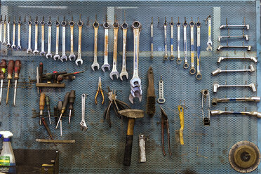 An der Wand hängende Werkzeuge in der Werkstatt - FOLF03201