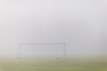 Fußballplatz in Nebel gehüllt - FOLF03207