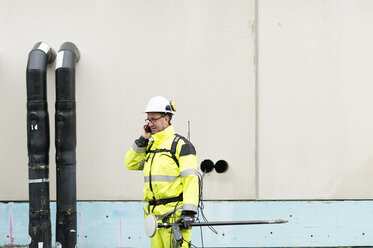 Construction worker talking on phone - FOLF03225