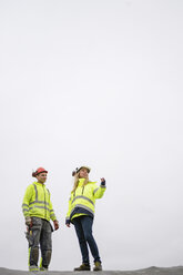 Woman talking to construction worker - FOLF03231