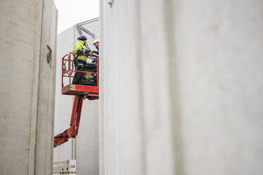 Zwei Männer stehen auf einer Hebebühne - FOLF03237