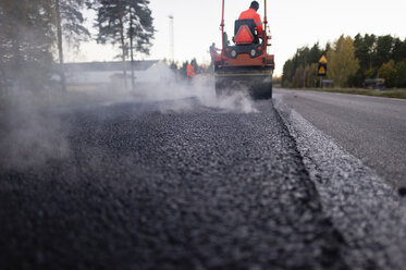 Zwei Arbeiter bei Straßenreparaturen - FOLF03240