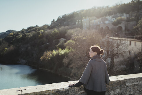 Junge Frau mit Blick auf die Aussicht - FOLF03274