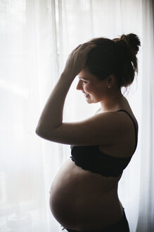 Schwangere Frau am Fenster stehend - FOLF03278