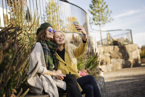 Zwei junge Frauen machen ein Selfie - FOLF03317