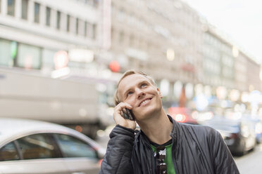 Mittelgroßer Mann am Telefon - FOLF03348