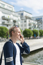 Lächelnder Mann am Telefon - FOLF03354