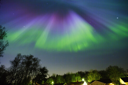 Szenische Nordlichter über der Stadt - FOLF03373