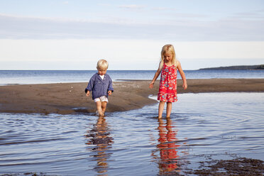 Junge und Mädchen spielen im Wasser - FOLF03374