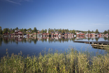 Blick auf die Stadt am Flussufer - FOLF03376