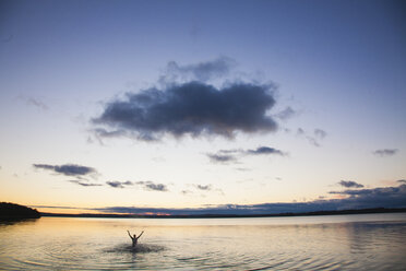 Silhouette of man swimming in lake - FOLF03383