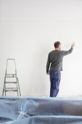 Man painting wall - FOLF03411