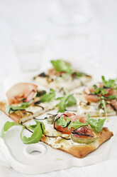 Pizza with goat cheese cream, rocket, pine nuts, figs and parma ham - FOLF03426