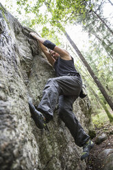 Sportler beim Bouldern im Wald - FOLF03588