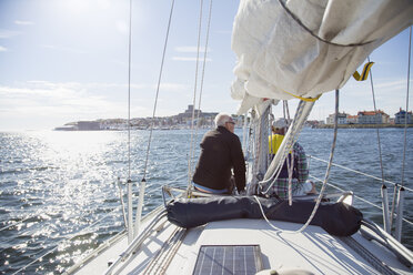 Ältere Männer segeln in der Bucht - FOLF03590