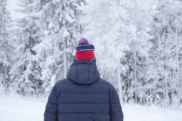 Mann im Wald im Winter, Rückansicht - FOLF03597