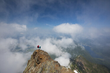 Hohe Winkel Ansicht der Wanderer stehen auf Cheam Peak gegen den Himmel inmitten von Wolken - CAVF30911