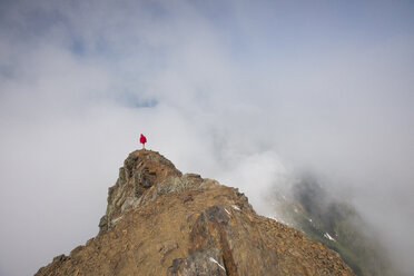 Hohe Winkel Ansicht des Mannes stehend auf Cheam Peak gegen bewölkten Himmel - CAVF30915