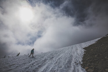 Niedriger Winkel Ansicht der weiblichen Wanderer Wandern auf Schnee gegen bewölkten Himmel - CAVF30920