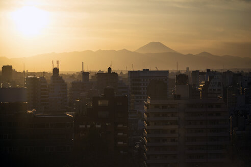 Hohe Winkel Ansicht der Stadtlandschaft gegen Berge während des Sonnenuntergangs - CAVF30951