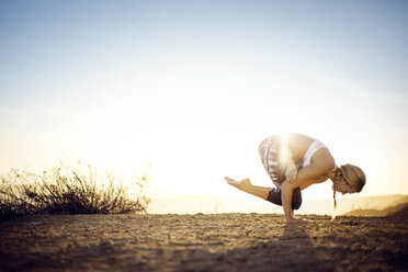 Frau übt Yoga auf Berg gegen Himmel - CAVF31041