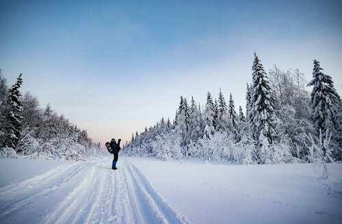 Wanderer auf schneebedecktem Feld gegen den Himmel stehend - CAVF31094