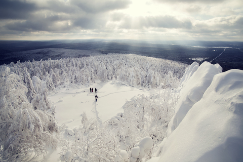 Luftaufnahme von Menschen in schneebedeckter Landschaft, lizenzfreies Stockfoto