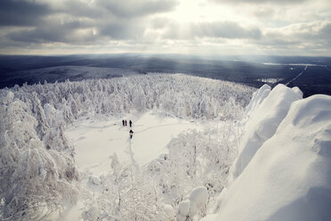 Luftaufnahme von Menschen in schneebedeckter Landschaft - CAVF31105