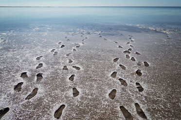 Hohe Winkel Ansicht der Fußspuren auf nassen Ufer am Strand - CAVF31115