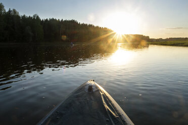 Ausgeschnittenes Bild eines Kajaks auf einem See bei Sonnenuntergang - CAVF31138