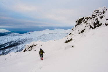 Wanderer auf schneebedecktem Berg gegen bewölkten Himmel - CAVF31157